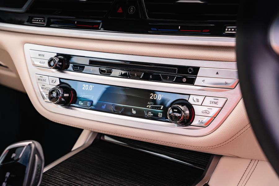 Детали интерьера BMW 730Ld (G12) 2019 года  (UK) (фото 25 из 36)